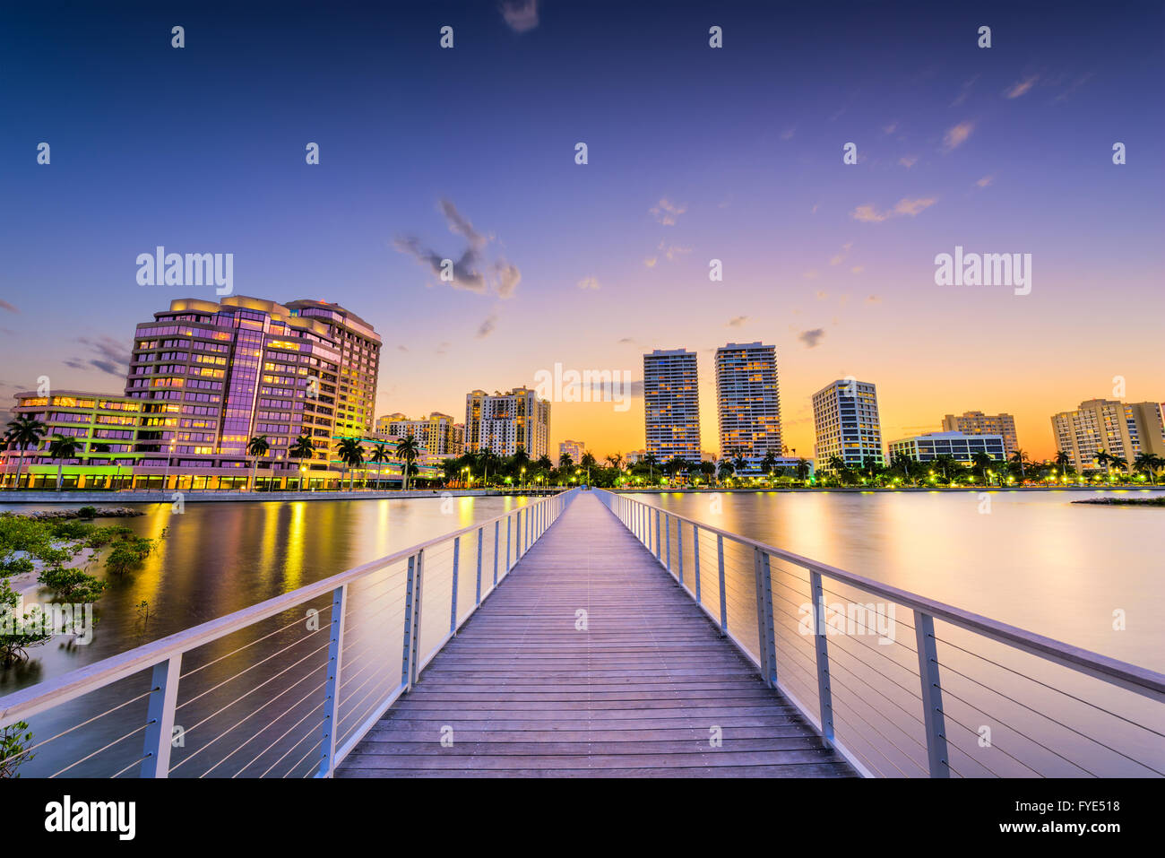 West Palm Beach, Florida, USA Skyline Innenstadt auf den Intracoastal Waterway. Stockfoto