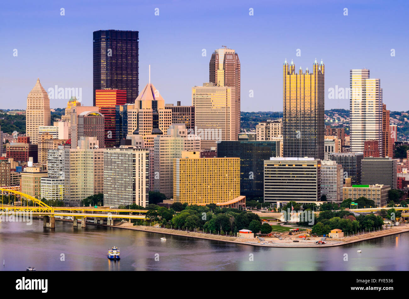 Pittsburgh, Pennsylvania, USA in der Abenddämmerung. Stockfoto