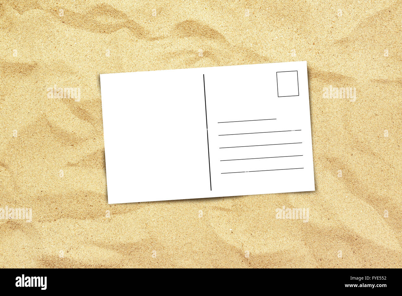 Leere Postkarte auf Strandsand, Draufsicht auf textfreiraum für Sommer Urlaub Urlaub Nachricht in einem Brief Stockfoto