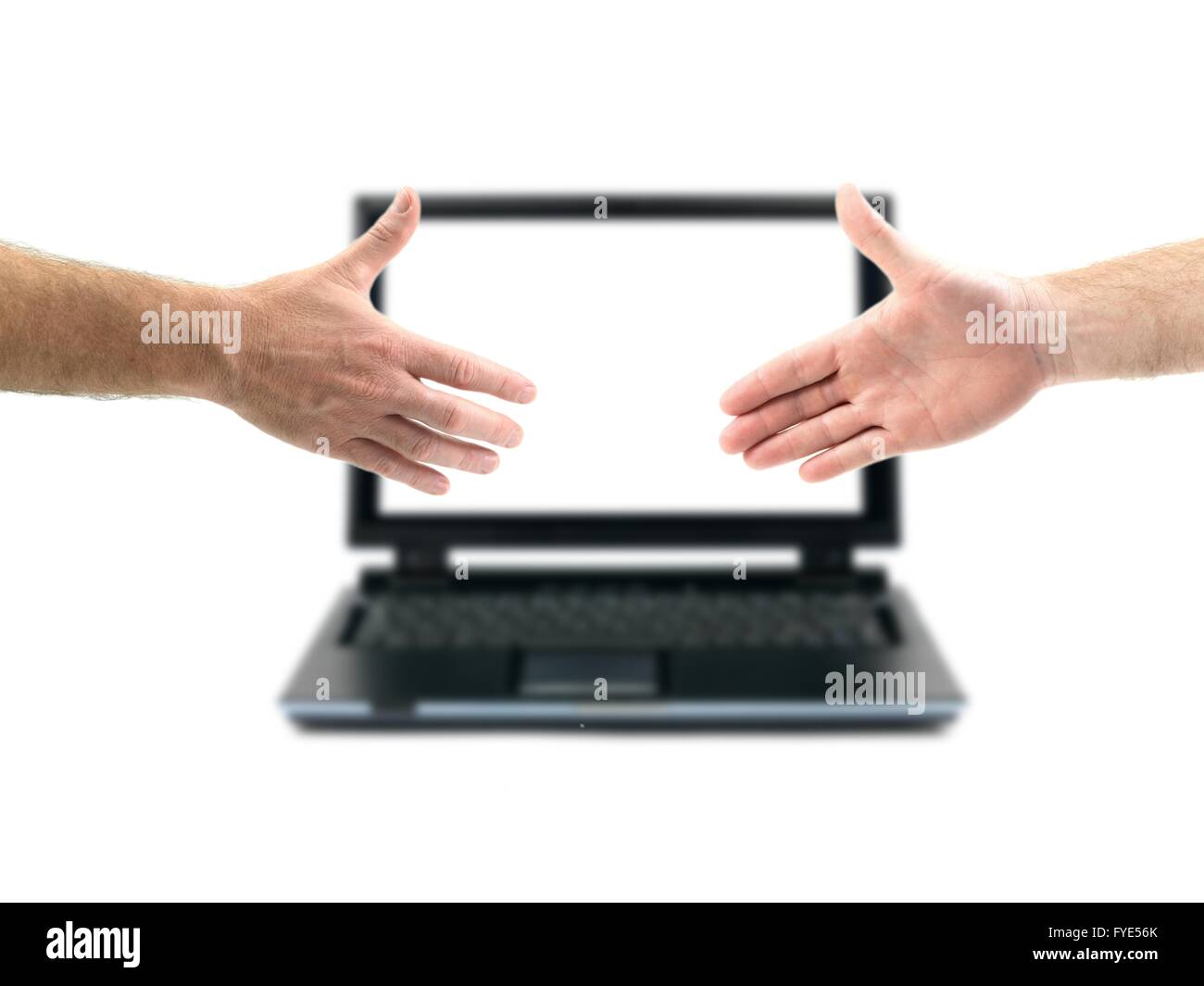 Männliche Hände bilden einen Händedruck aus einem Laptopisolated auf einem weißen Hintergrund Stockfoto
