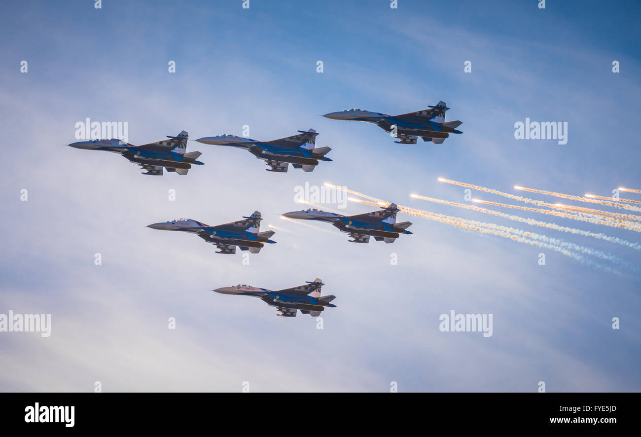 Sankt PETERSBURG, Russland - 25. April 2015: Flying Display und aerobatic Show der russischen Ritter (Russkie Vityazi) Su-27 Stockfoto