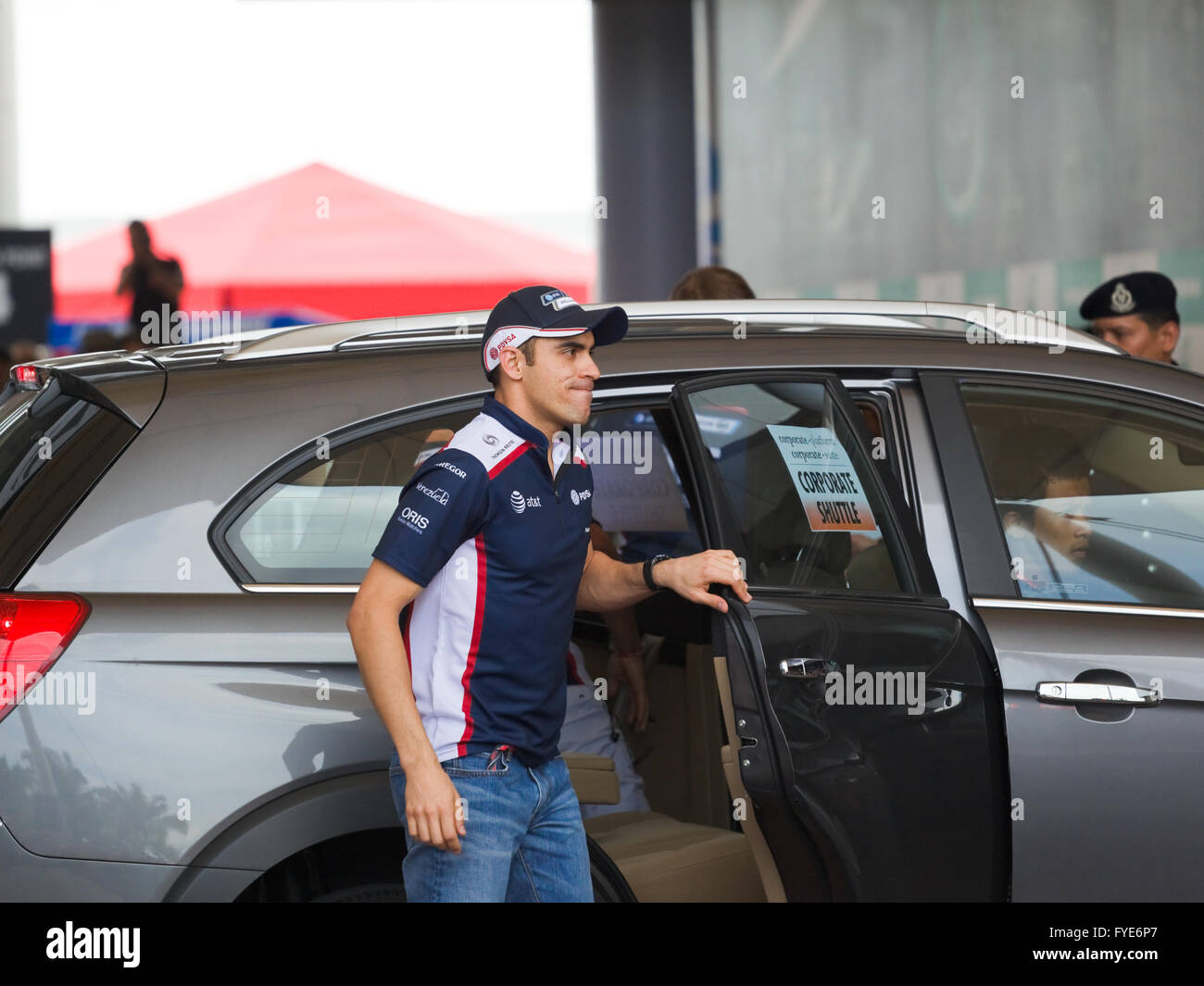SEPANG, MALAYSIA - APRIL 10: Pastor Maldonado (Team ATT Williams) bei der Autogrammstunde am Formel 1 GP, 10. April 2011, Sepan Stockfoto