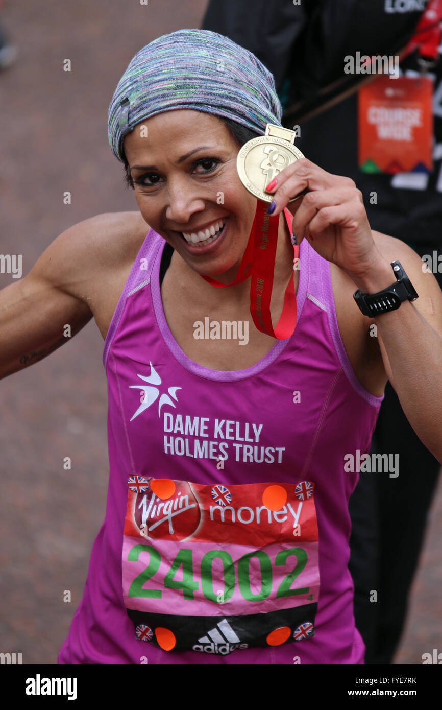 Dame Kelly Holmes, MBE mit ihrer Medaille nach Abschluss der 2016 Virgin London-Marathon Stockfoto