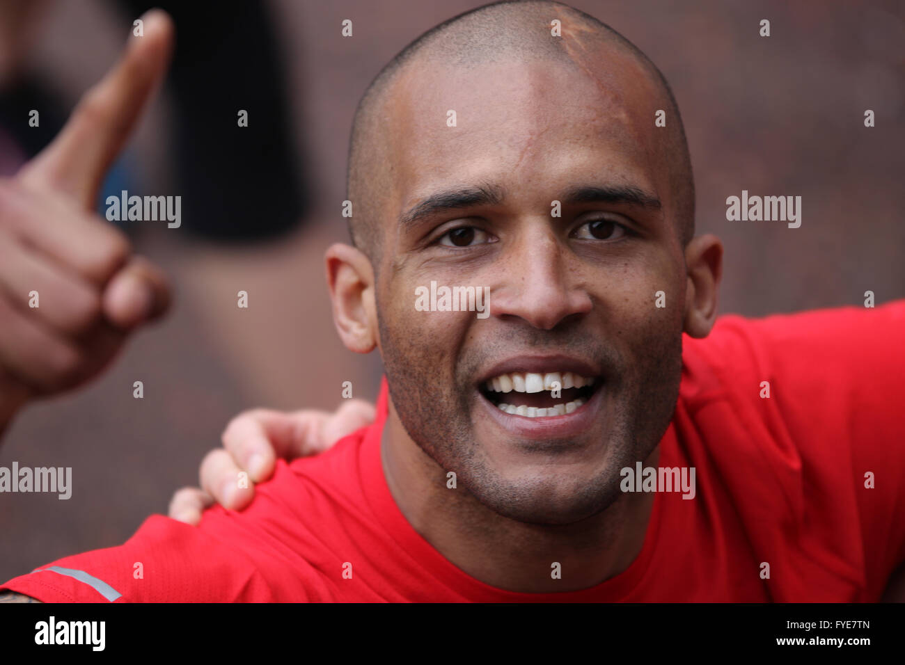 Ex-Fußballer Clarke James Carlisle endet 2016 Virgin London-Marathon Stockfoto