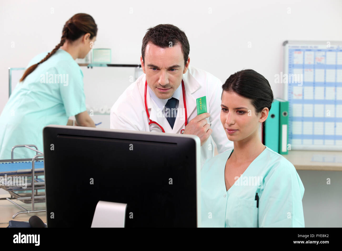 Arzt und Krankenschwester, die Überprüfung der Daten auf einem computer Stockfoto