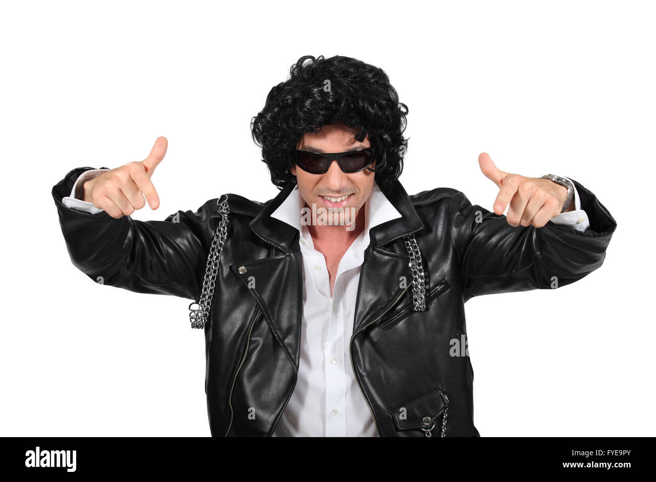 Mann in einer schwarzen Perücke und Leder-Biker-Jacke Stockfoto