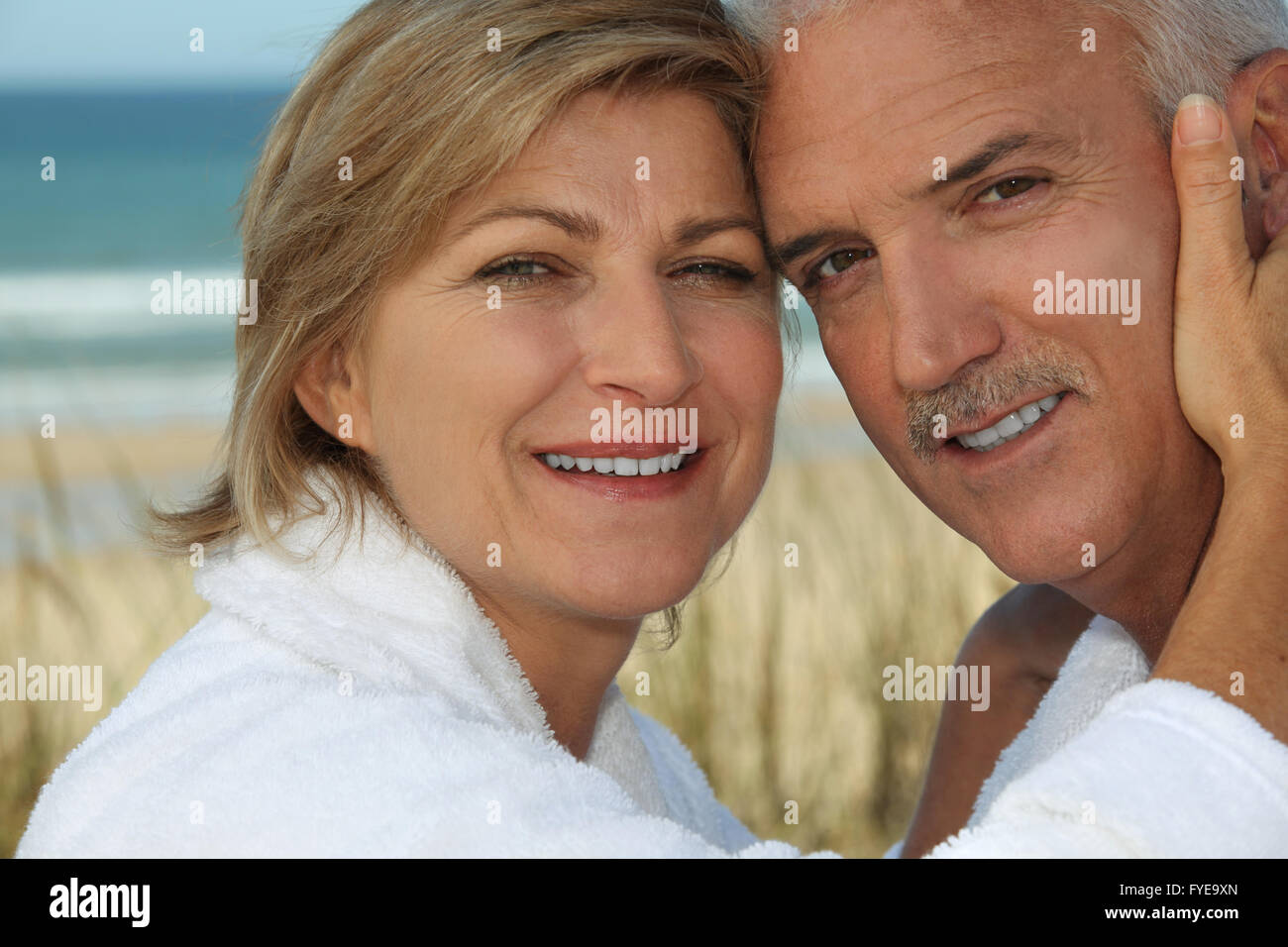Paar genießt einen erholsamen Urlaub am Meer Stockfoto