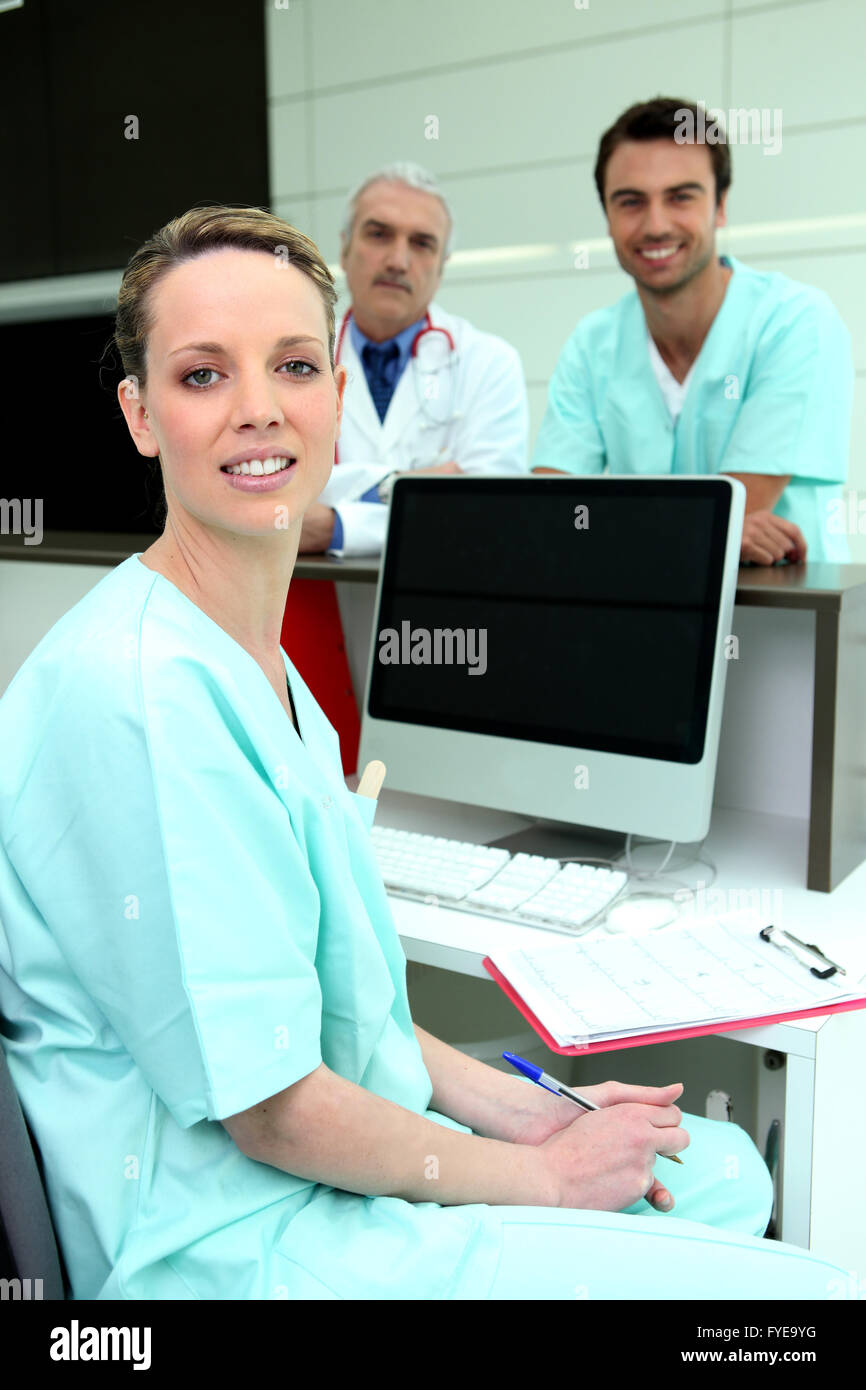 Ärztliche Kollegen mit einem Computer und ein leerer Bildschirm Stockfoto