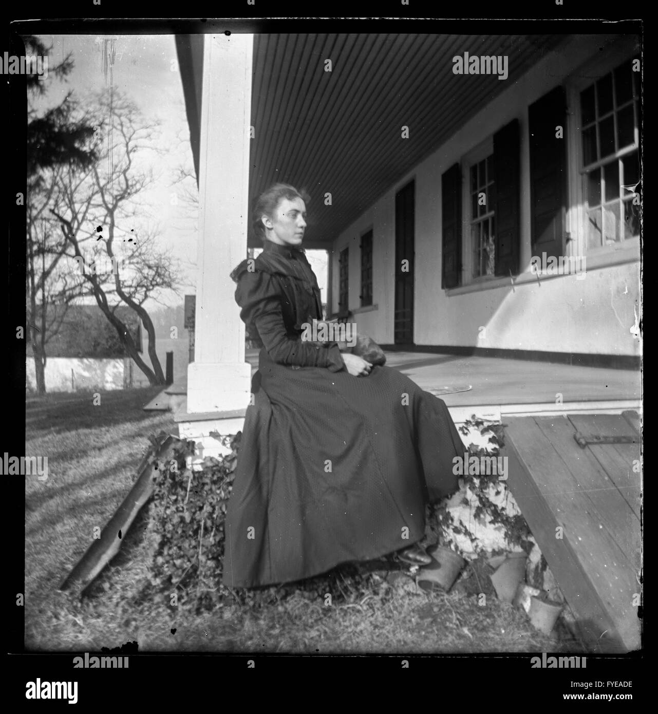 Viktorianische Foto einer Frau mit ihrer Katze außerhalb des Hauses Bon Air in Fallston, Maryland Stockfoto