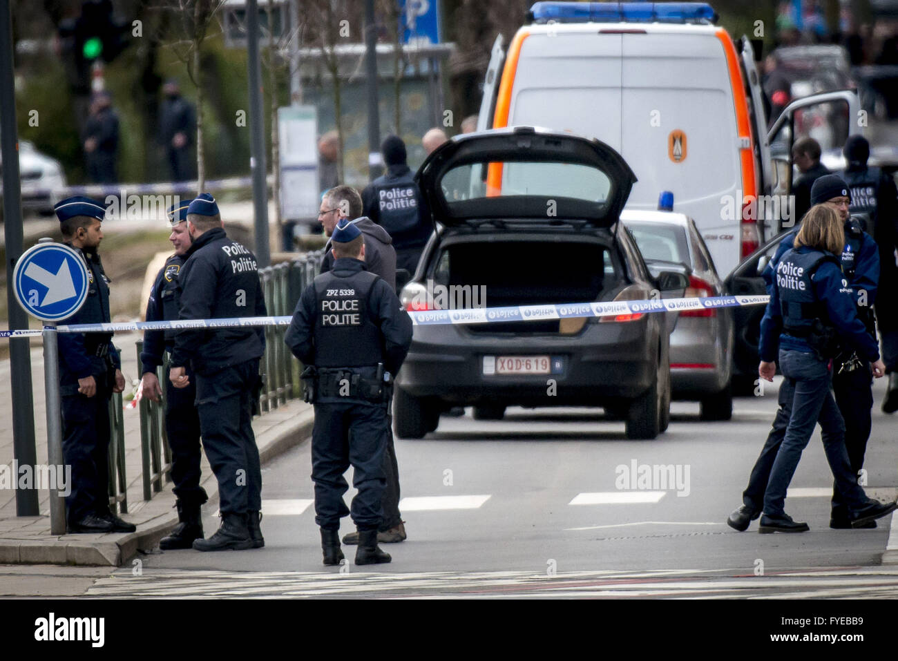 Explosionen und Schüsse waren zu hören als Polizisten und ein Bombenkommando durchgeführt einen Überfall auf Platz allgemeine Meiser im Stadtteil Schaarbeek (Schaerbeek in französischer Sprache). Ein verdächtiger wurde ins Bein geschossen und während des Betriebs in Gewahrsam genommen.  Mit: Atm Stockfoto