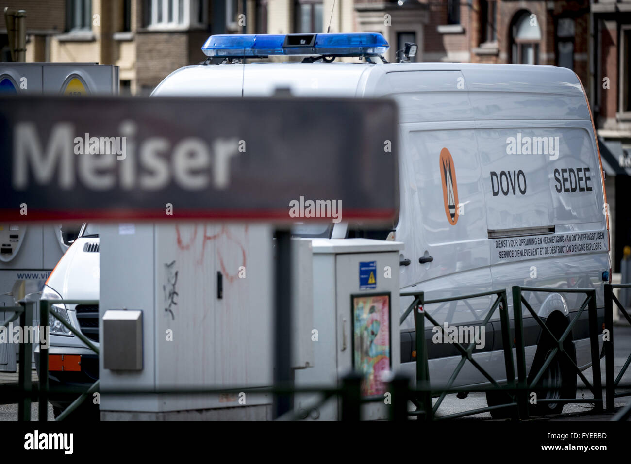 Explosionen und Schüsse waren zu hören als Polizisten und ein Bombenkommando durchgeführt einen Überfall auf Platz allgemeine Meiser im Stadtteil Schaarbeek (Schaerbeek in französischer Sprache). Ein verdächtiger wurde ins Bein geschossen und während des Betriebs in Gewahrsam genommen.  Mit: Atm Stockfoto