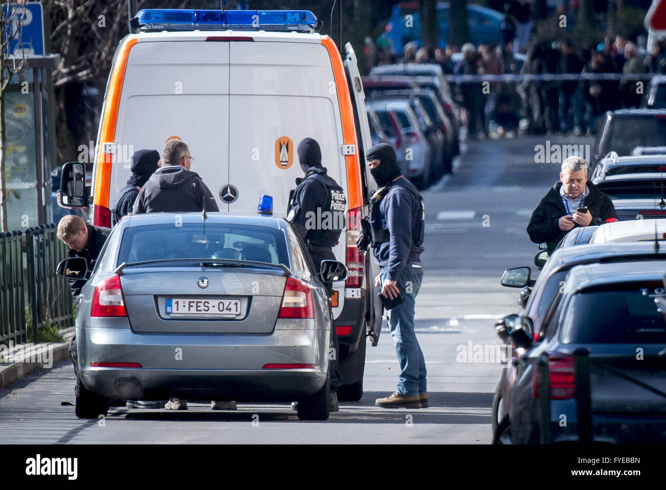 Explosionen und Schüsse waren zu hören als Polizisten und ein Bombenkommando durchgeführt einen Überfall auf Platz allgemeine Meiser im Stadtteil Schaarbeek (Schaerbeek in französischer Sprache). Ein verdächtiger wurde ins Bein geschossen und während des Betriebs in Gewahrsam genommen.  Mit: Atm Stockfoto