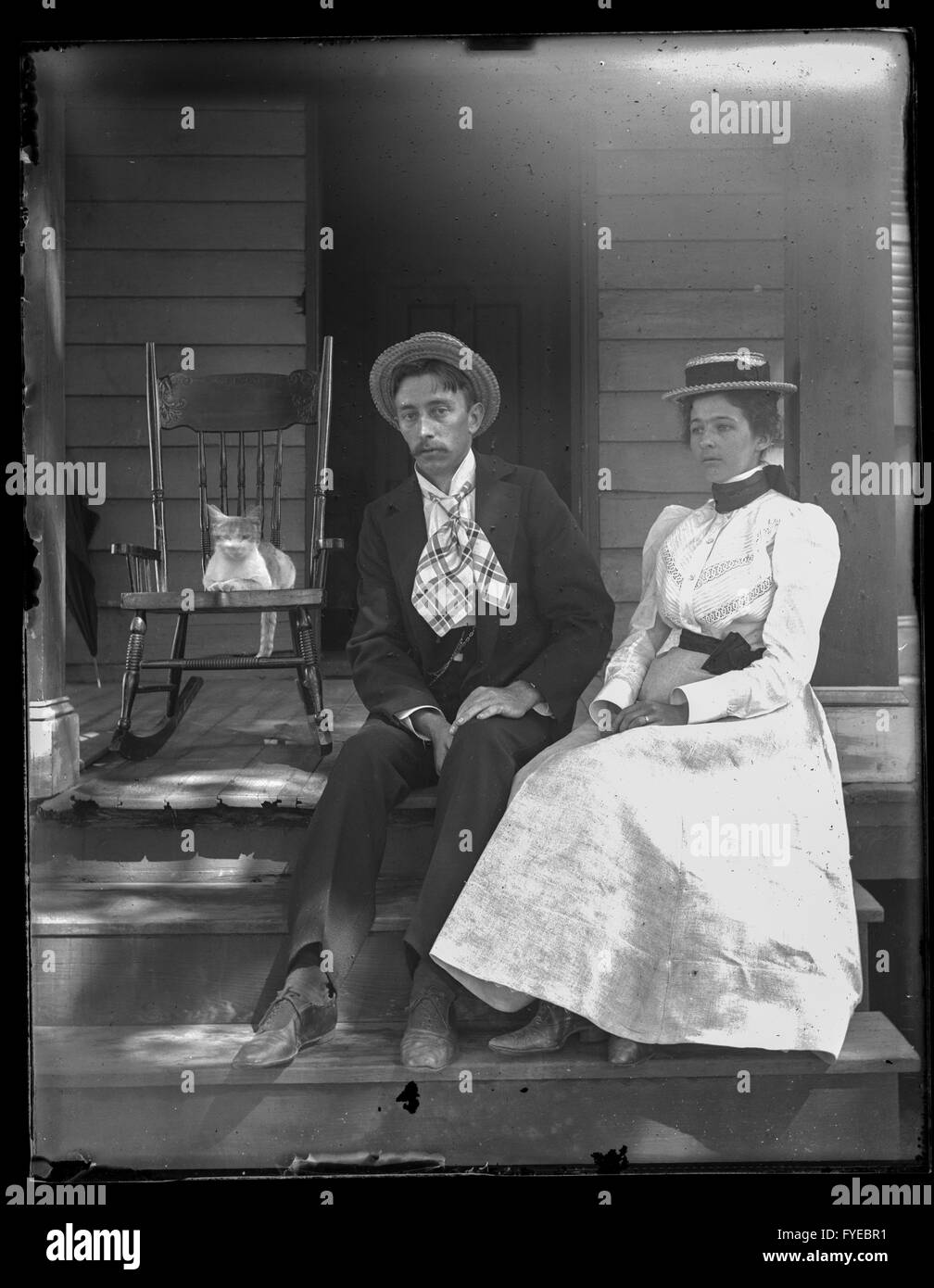 Viktorianische Foto von ein Mann und eine Frau mit einer Katze auf einer Veranda in Fallston, Maryland. Stockfoto