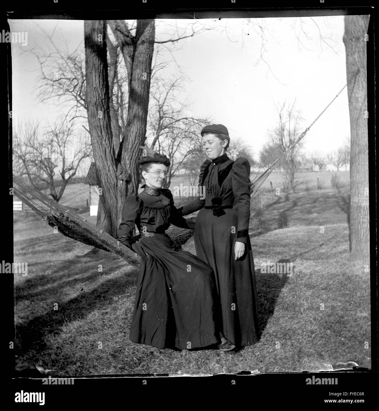 Viktorianische Foto von zwei Frauen mit einer Hängematte außerhalb Fallston, Maryland. Stockfoto