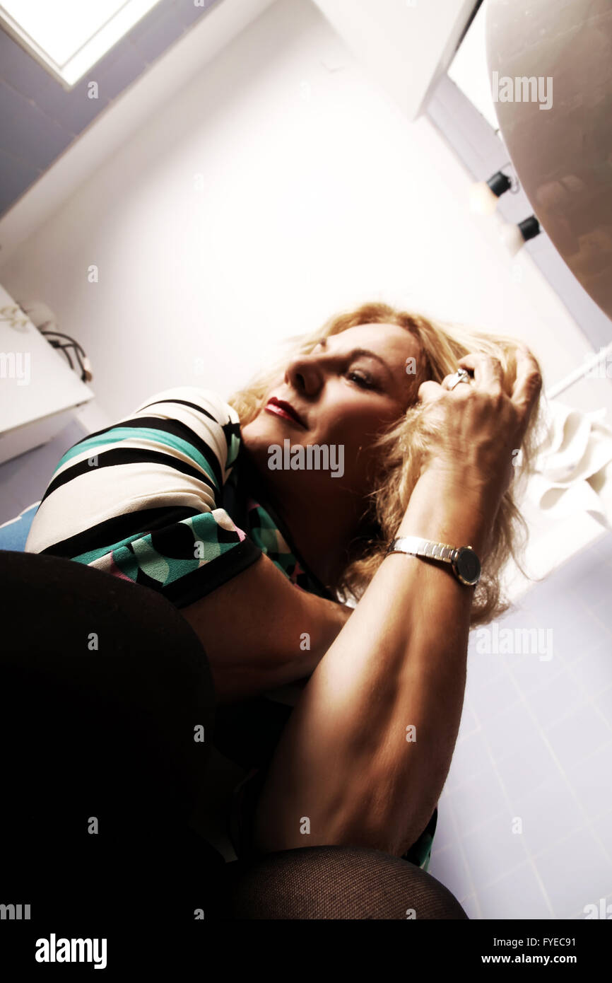Im Badezimmer Stockfoto