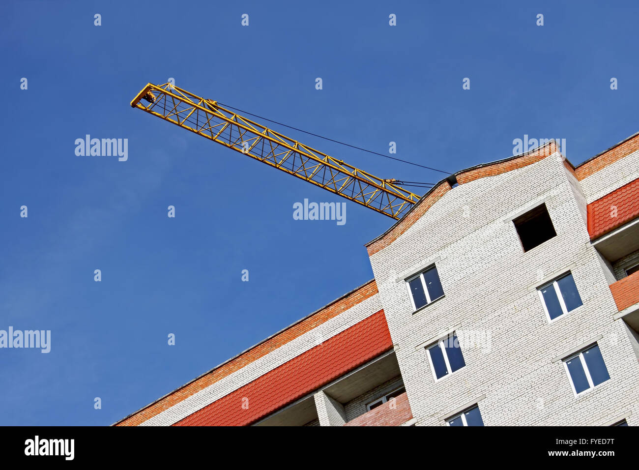 Kranausleger über Gebäude Stockfoto