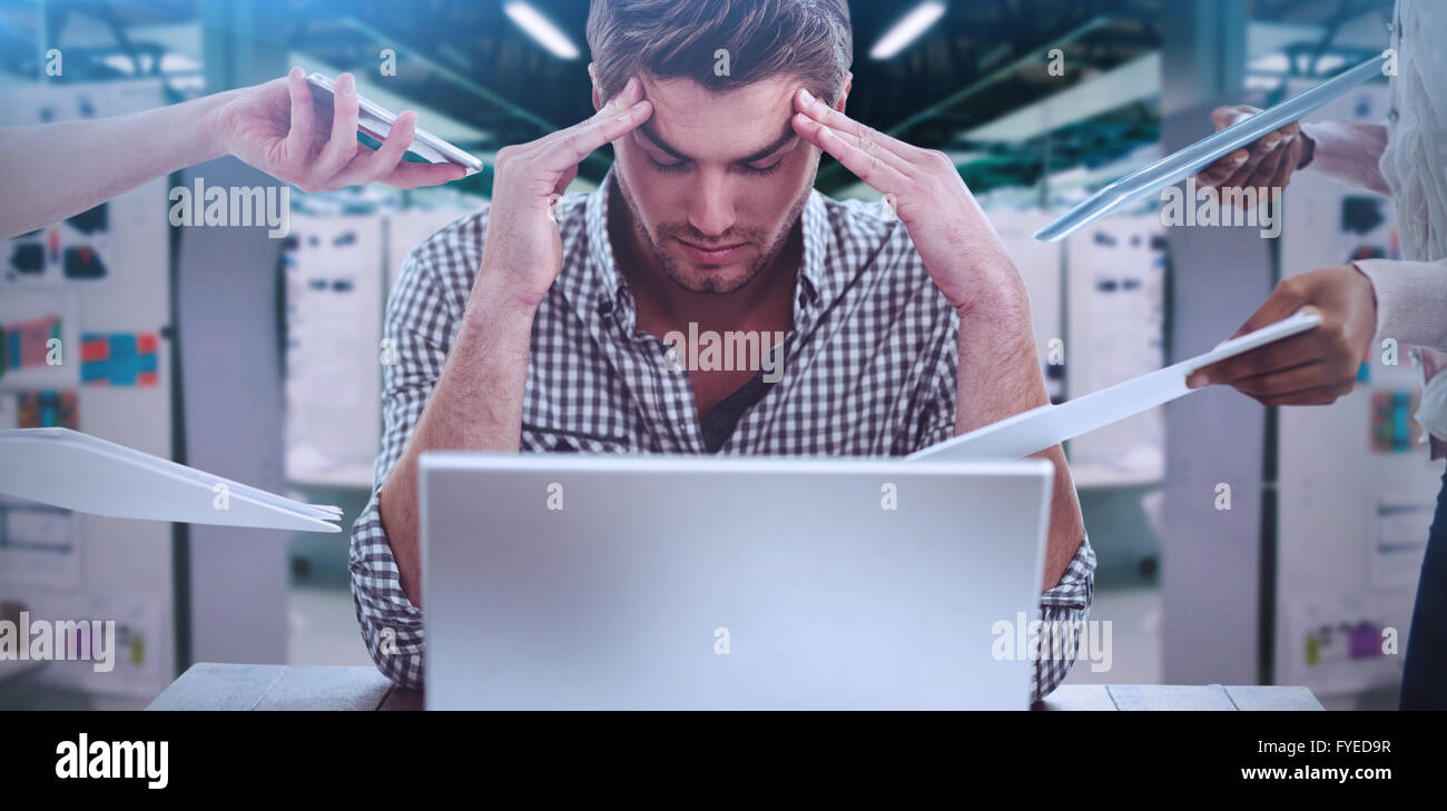 Zusammengesetztes Bild des Kaufmanns gestresst am Arbeitsplatz Stockfoto
