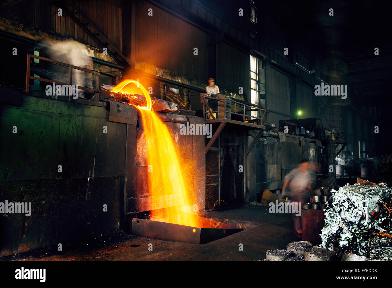 Gießen von flüssigem Metall in offenen Herd Werkstatt Stockfoto
