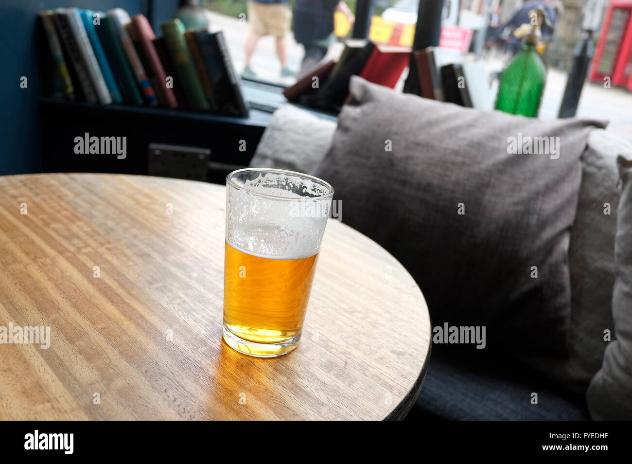 halbfertigen Glas Bier auf hölzernen Pub Tisch Stockfoto