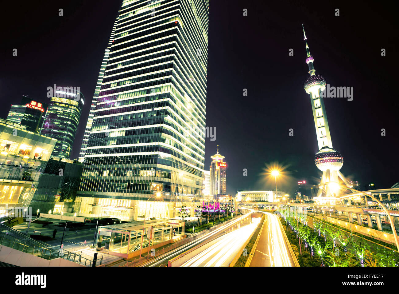 Die Lichtspuren auf dem modernen Gebäude-Hintergrund Stockfoto