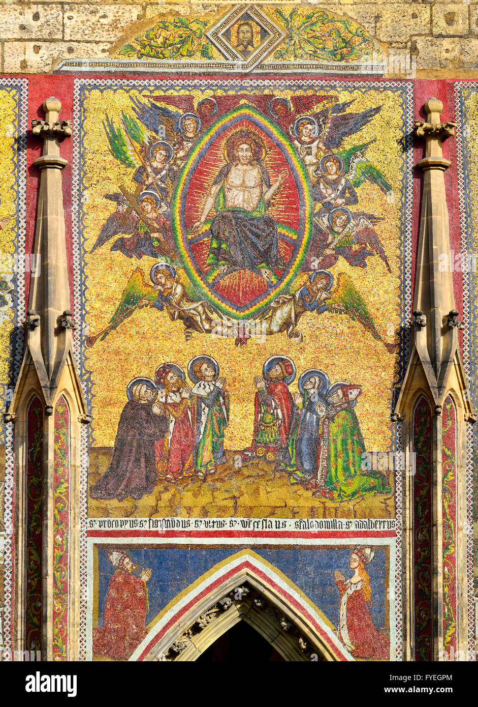 Prag, Tschechische Republik. St-Veits-Dom. 82 m ² Mosaik zeigt das jüngste Gericht. Mittelteil: Christ in der Majestät, Engel... Stockfoto