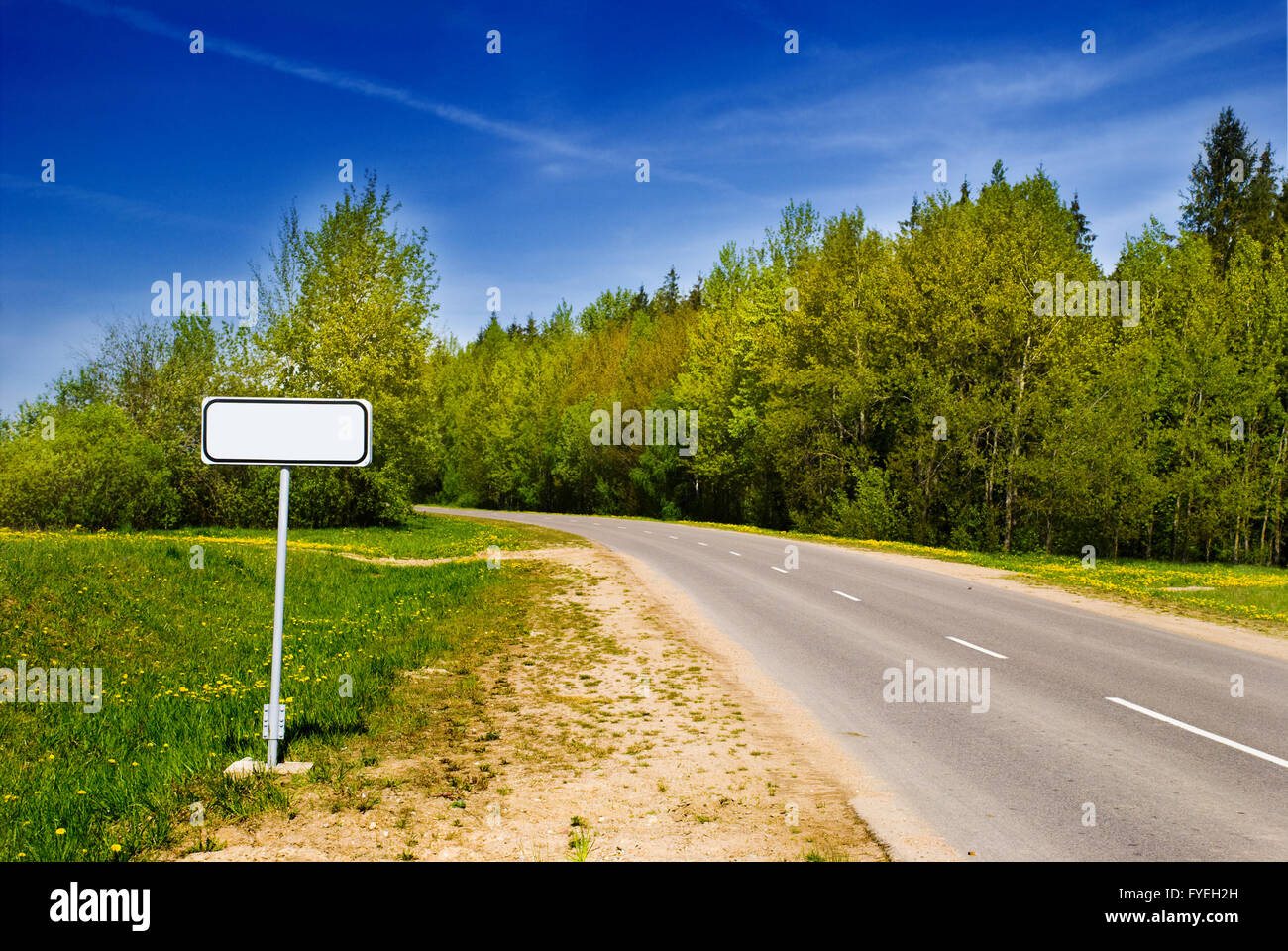 Klares Zeichen im schönen Waldweg Stockfoto