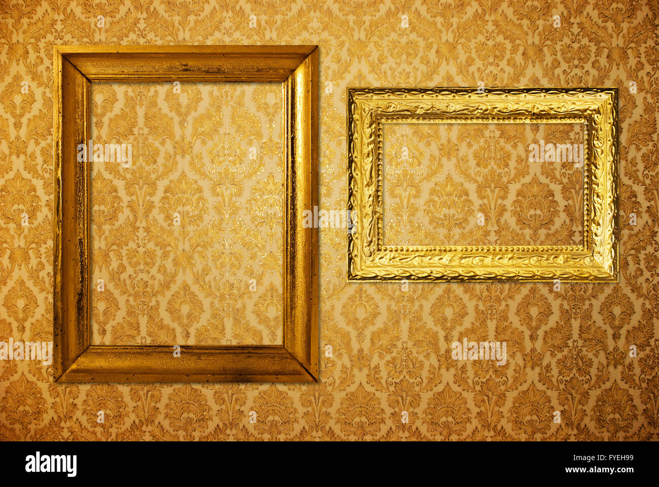 Vintage-Rahmen über goldenen Tapete Stockfoto