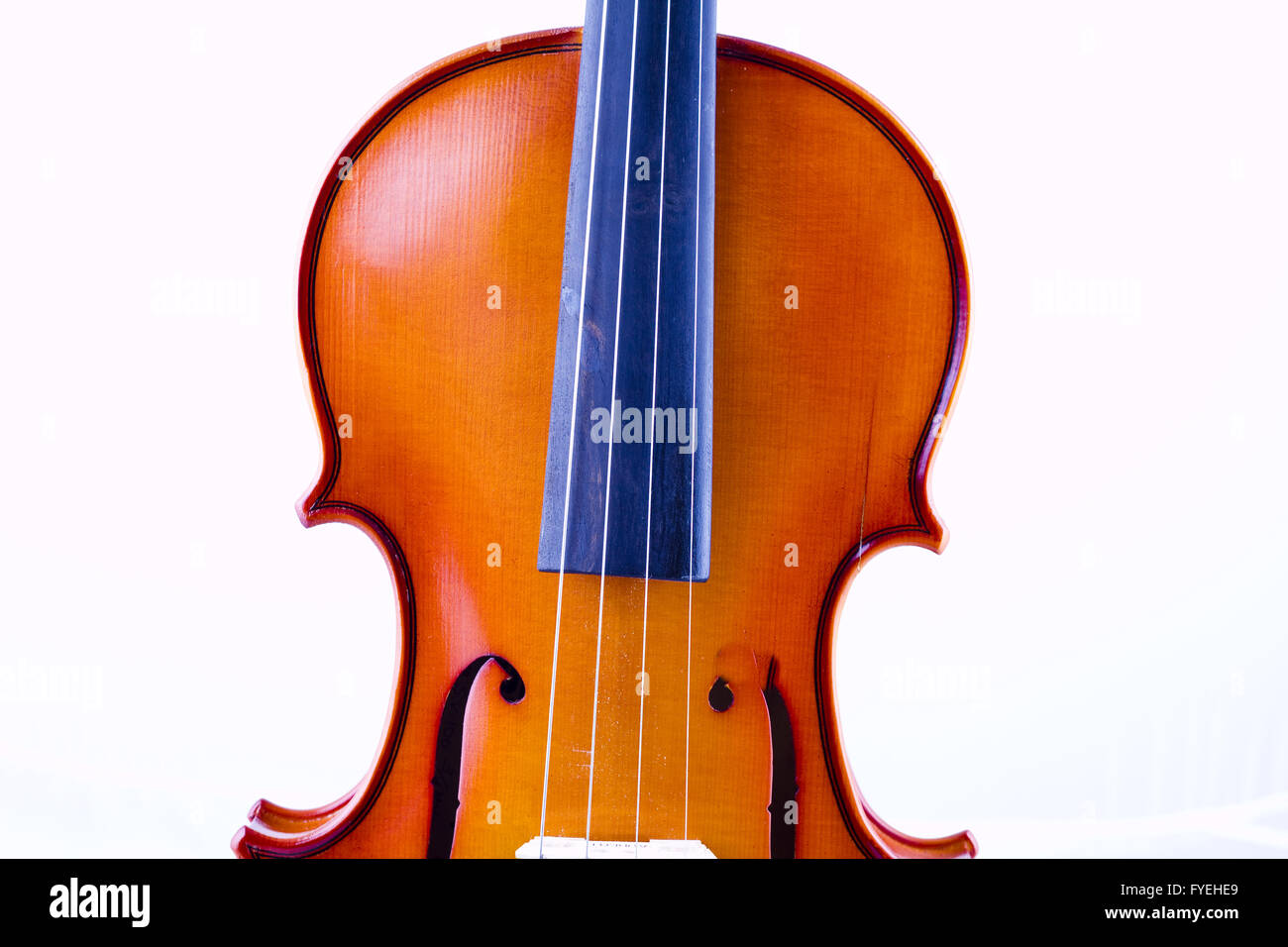 Vintage Violine auf weißem Hintergrund Stockfoto