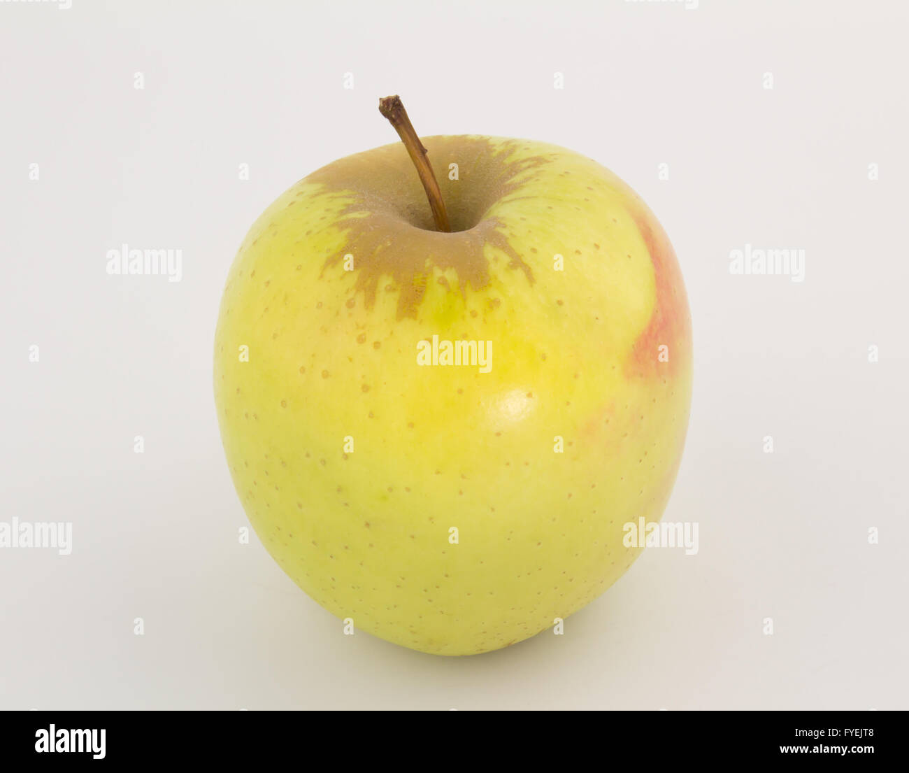 Nahaufnahme von einem Apfel Golden delicious mit roten Rouge isoliert auf weißem Hintergrund Stockfoto
