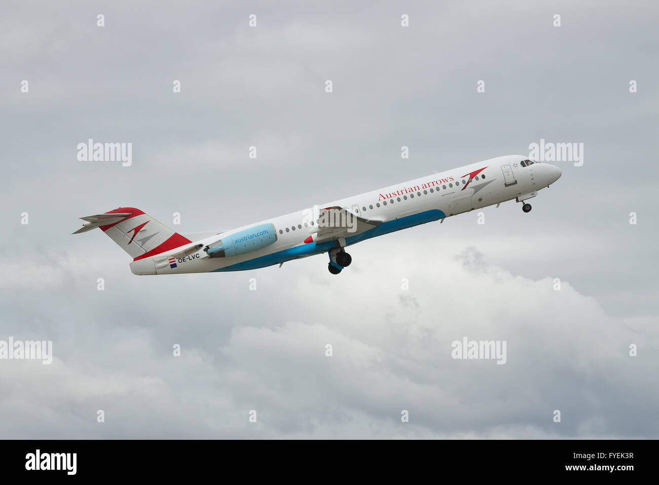 Borispol, Ukraine - 2. Oktober 2010: Austrian Airlines Fokker 100 Passagierflugzeug in den bewölkten Himmel hebt ab Stockfoto