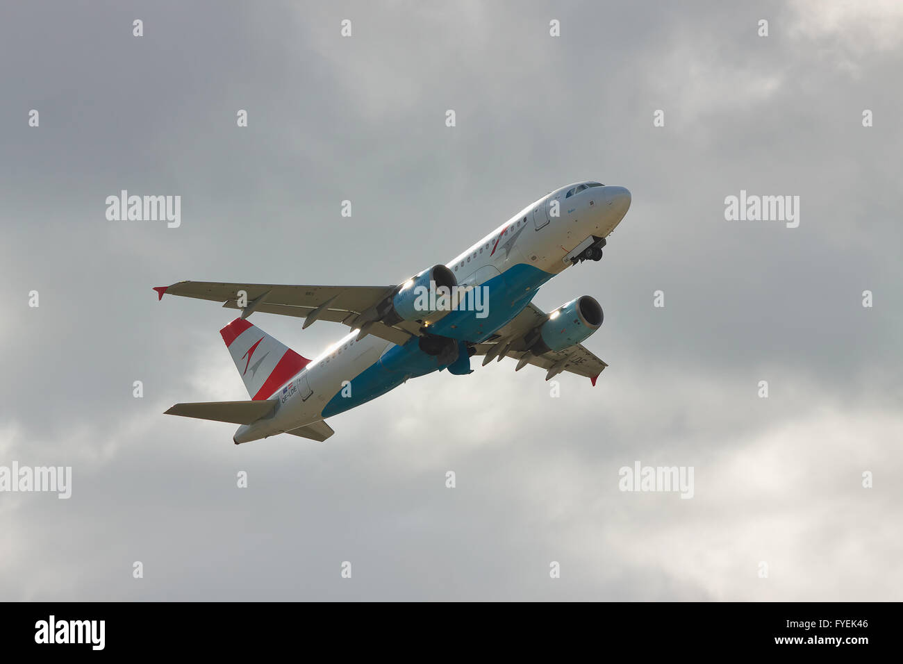 Borispol, Ukraine - 2. Oktober 2010: Austrian Airlines Airbus A319 Passagierflugzeug in den bewölkten Himmel hebt ab Stockfoto