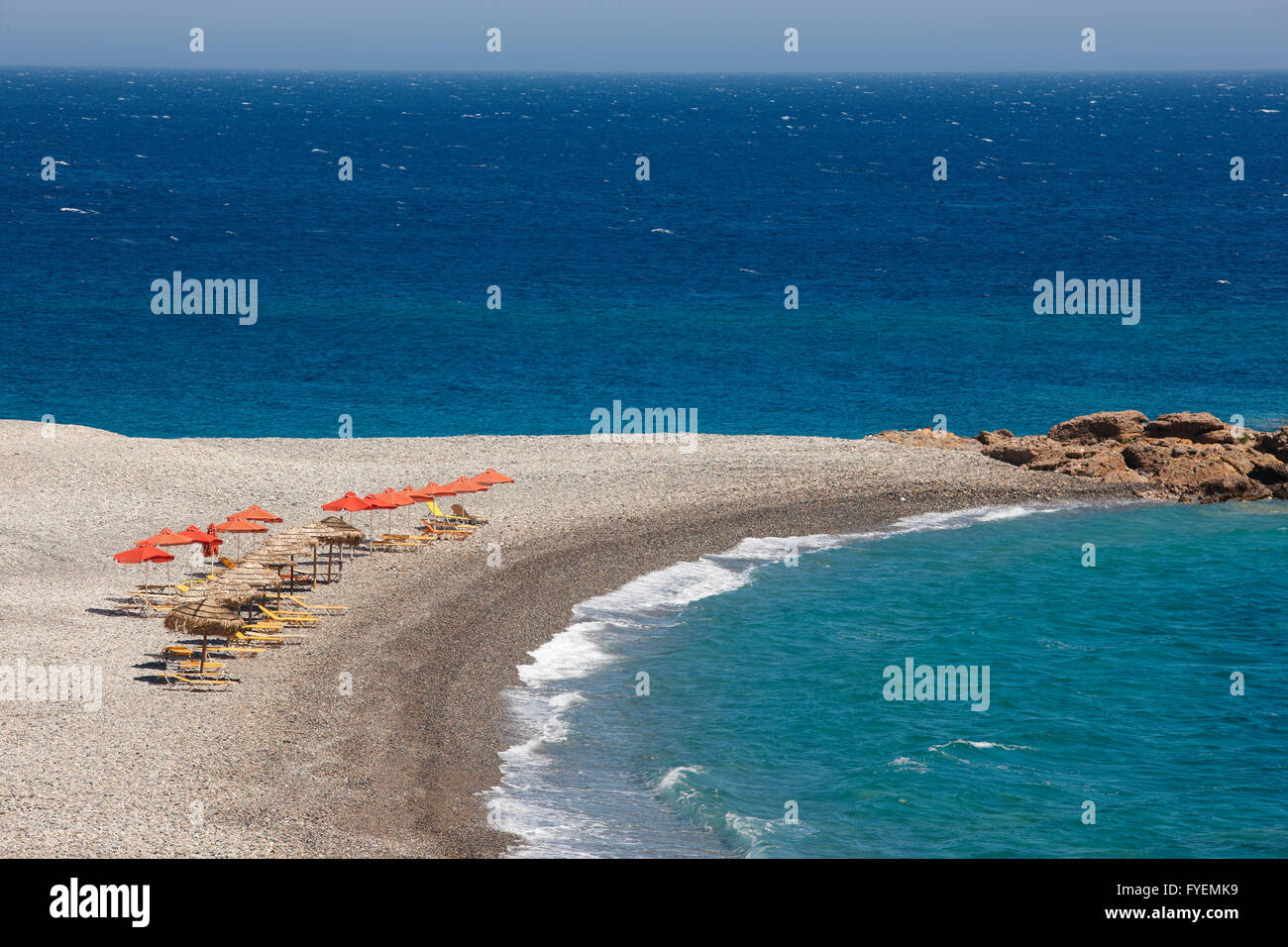 Strand auf Kreta mit Sonnenliegen und das Libysche Meer. Horizontale Stockfoto