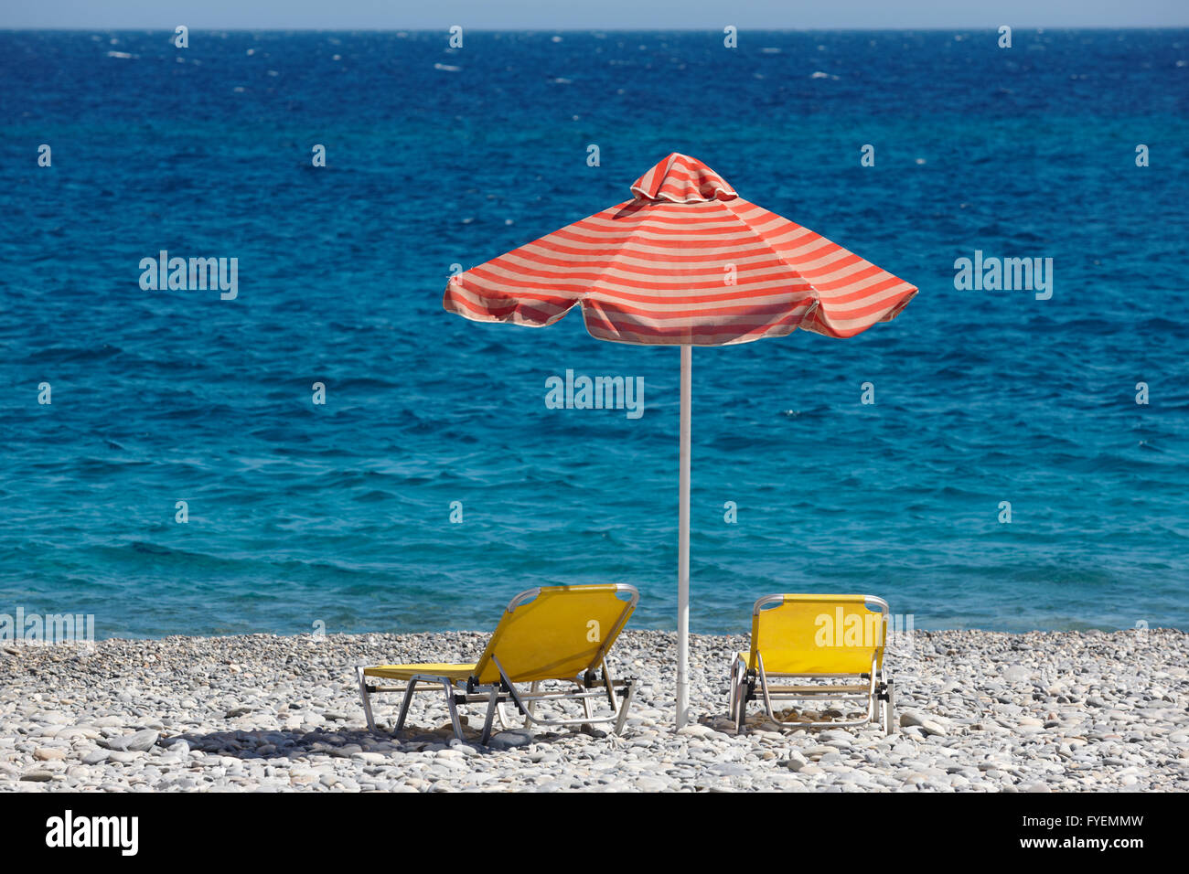 Strand auf Kreta mit Sonnenliegen und das Libysche Meer. Horizontale Stockfoto