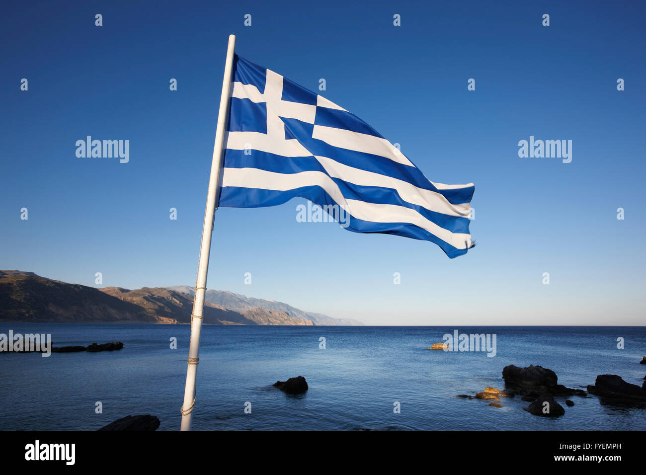 Kretische Landschaft mit griechischer Flagge und das Libysche Meer. Horizontale Stockfoto