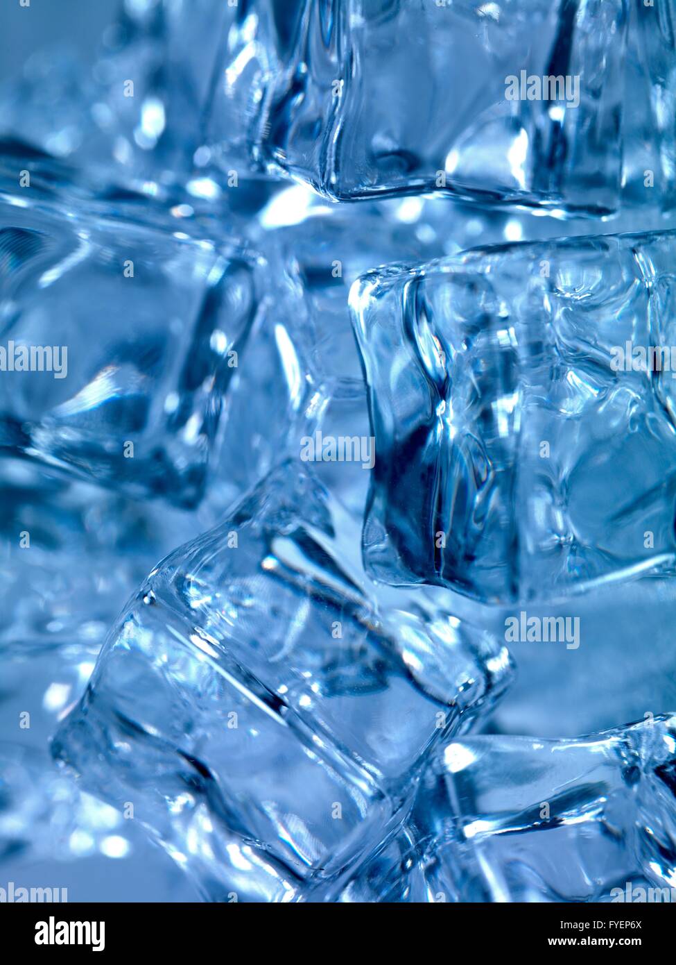 Gefrorenen Eiswürfel isoliert auf eine Küchenbank Stockfoto