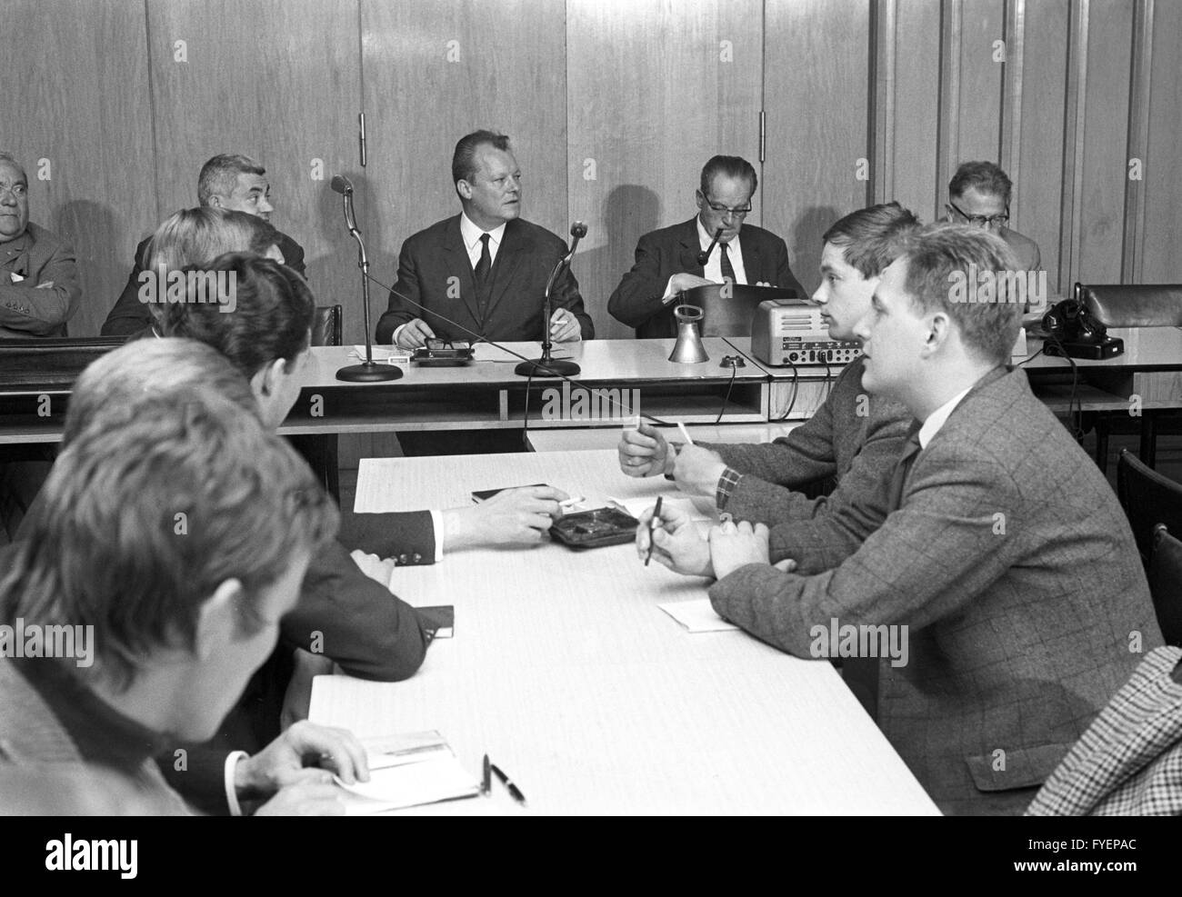 SPD-Vorsitzende Willy Brandt (Mitte) bespricht die Vorfälle zeigen Studenten und der Polizei mit den AStA-Vorsitzenden der deutschen Hochschulen am 14. Juni 1967. SPD-Vize-Vorsitzende Herbert Wehner, Brandt hat Recht. Stockfoto