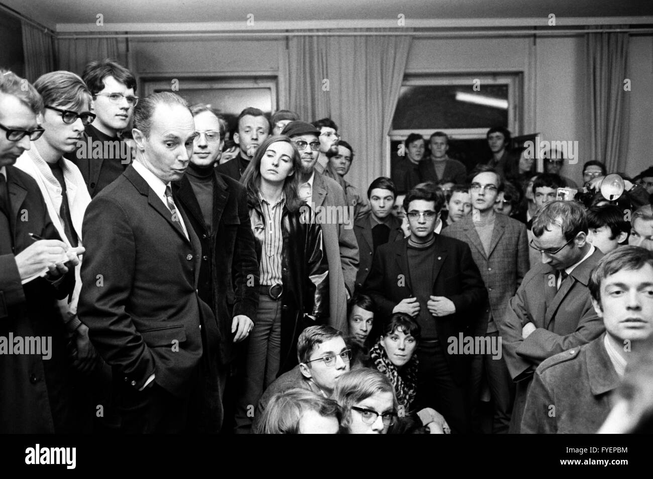 Der Leiter des "Institut Francaise', Andre Badoux, spricht vor Studenten Goethe-Universität in Frankfurt am Main am 6. Mai 1968. Ca. 1.500 Studenten erklärt ihre Solidarität mit ihren französischen Kommilitonen, die gegen die Schließung der Universität Sorbonne am selben Tag unter Beweis gestellt. Stockfoto