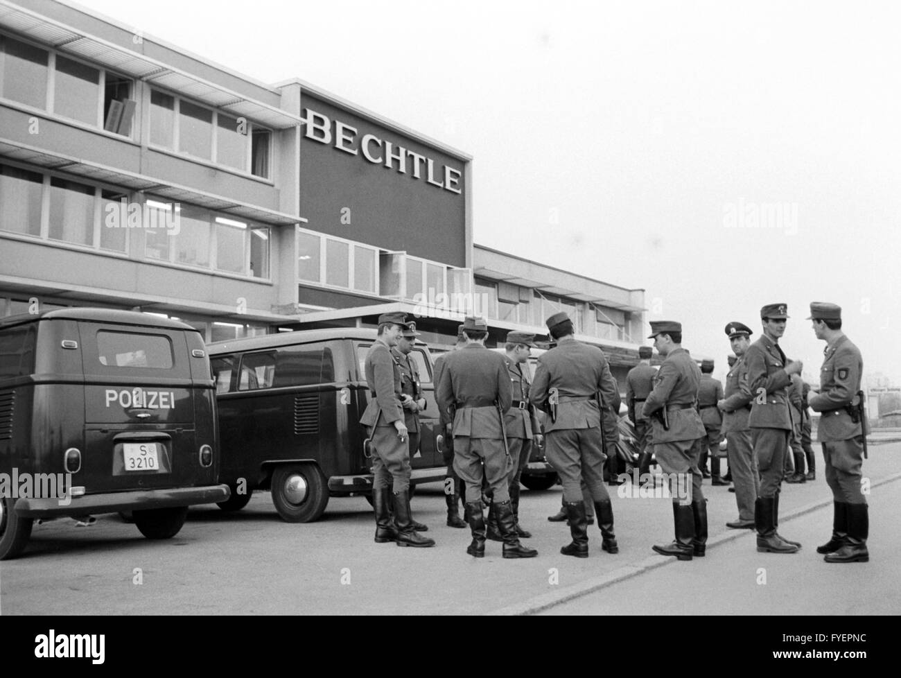 Polizei vor der Druckerei. Teilnehmer einer Demonstration am Ostermontag versuchen, die Zeitungszustellung in Springer Druckerei am 15. April 1968 zu blockieren. Stockfoto