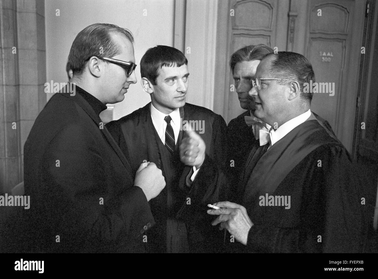 Horst Mahler, Otto Schily, Robert Kohl und Gerd-Joachim Roos (l-R) während einer Pause. Am 18. April 1969, der zweite Prozess gegen Polizei-Inspektor Karl-Heinz Kurras wegen fahrlässiger Tötung des Studenten Benno Ohnesorg am 2. Juni 1967 während der Anti-Schah-Demonstration in Berlin. Mahler erschien in Pullover und erhielt den Rat, dass seine Aussagen und Dokumente nur angenommen werden würde, wenn er in seinem Gewand am nächsten Tag ankam. Stockfoto