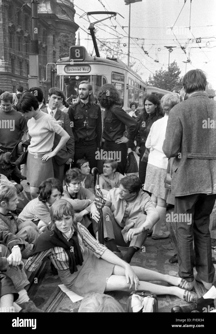 Demonstranten blockieren die Straßenbahnlinien am Stachus in München. Tausende von Studenten, Arbeiter und Angestellte demonstrierten am 29. Mai 1968 gegen die dritte Lesung der Notstandsgesetze im Bundestag. Stockfoto