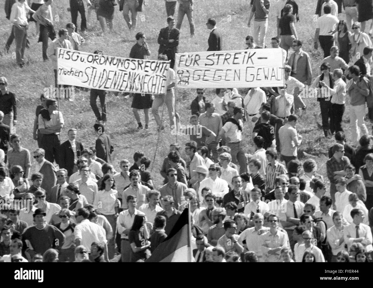 Mehrere Tausend Studenten demonstrieren gegen das Hochschulgesetz am 9. Juni 1969 in Kiel. Stockfoto