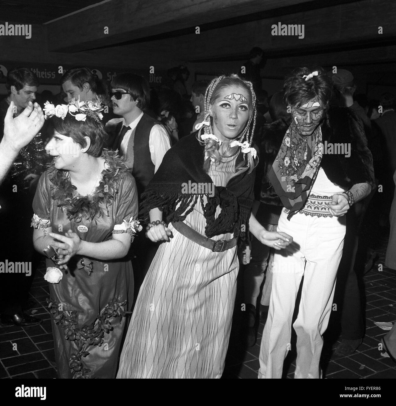 Rund 4.000 Besucher feiern während einer "Hippie-Flower-Party" Dauer 14 Stunden von 09 Dezember bis 10. Dezember 1967 an der TU Berlin. Stockfoto