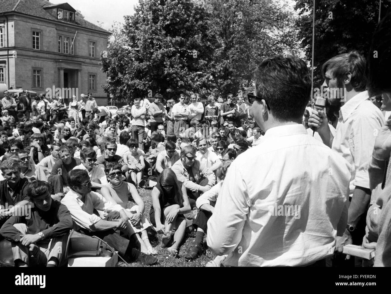 Studenten in Tübingen Debatte über weitere Aktionen während der Sitzstreik auf 22. Juni 1968. Nach Aussage der studentischen Vertreter des Rates hatte die Polizei auf ein Student beim Löschen einer Demonstration geschlagen. Stockfoto