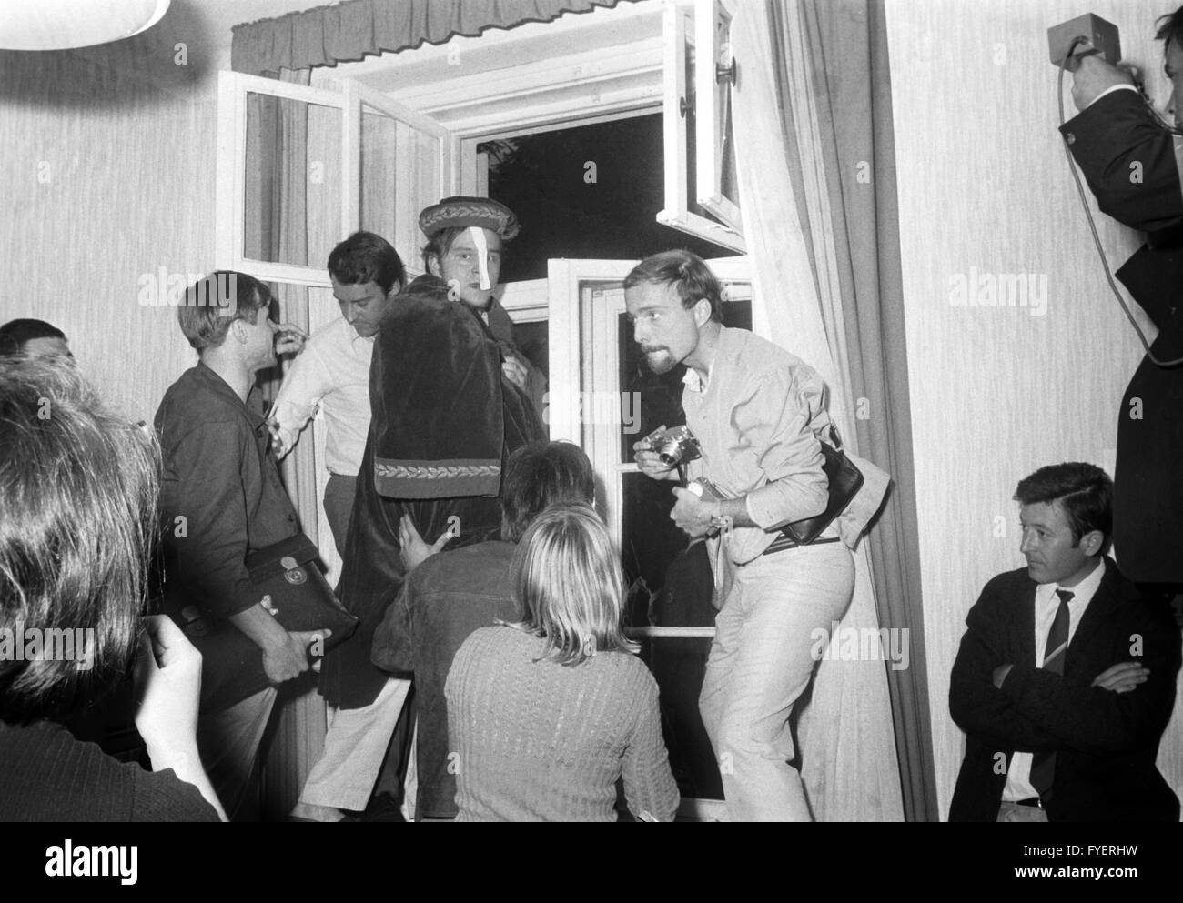Ein Student hat auf dem Rektor Kleid gelegt, während besetzen das Rektorat der FU Berlin am 27. Juni 1968. Studenten forderten für eine offene Diskussion für Rektor Prof. Dr. Ewald Harndt, die sich weigerten. Stockfoto