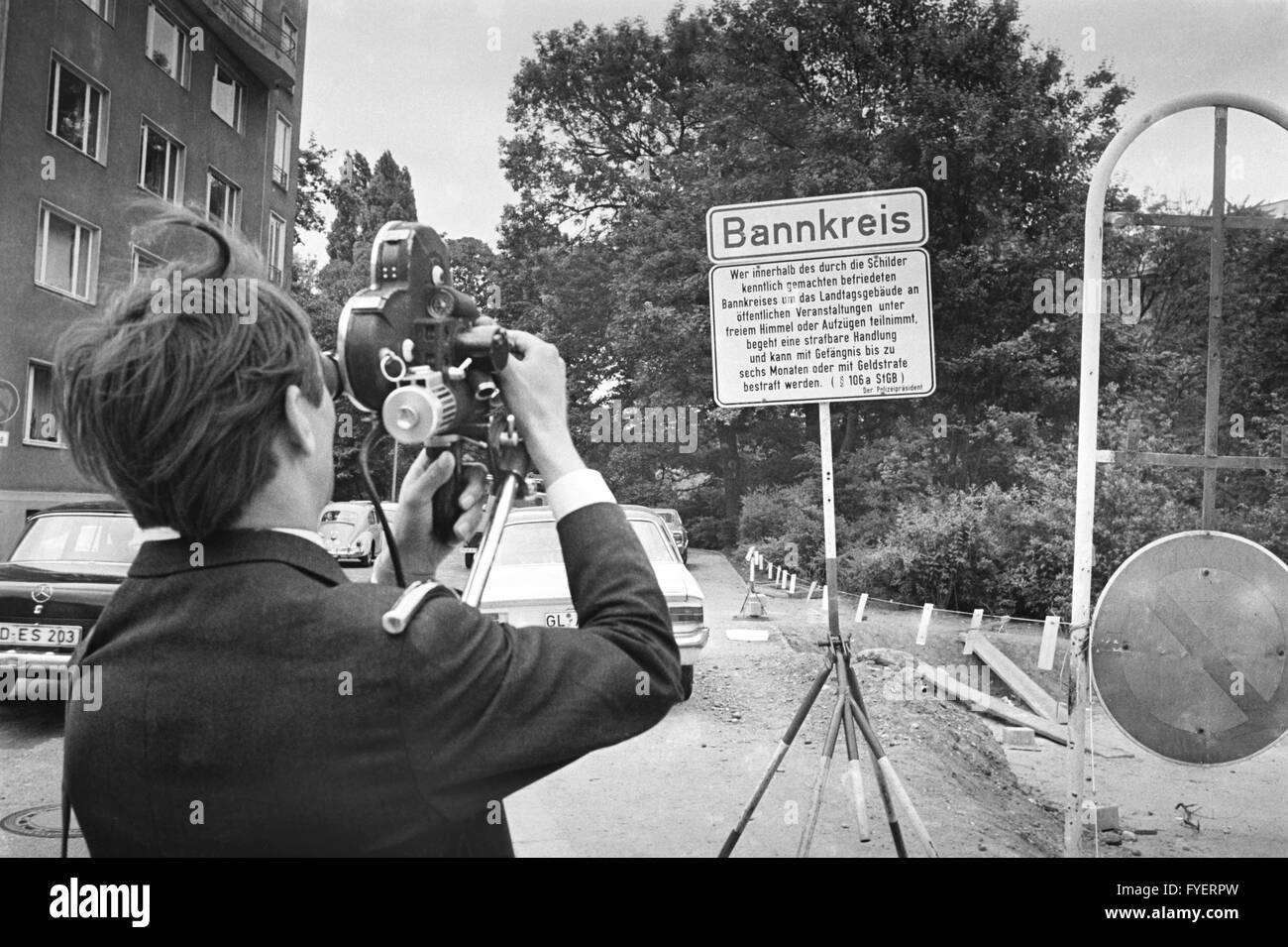 Ein Kameramann filmt ein Schild an der keine-Protest-Zone rund um den Landtag von Düsseldorf. Studenten besetzten die Eingangshalle des Landtags für eine Stunde am 12. Juni 1968 zu demonstrieren. Stockfoto
