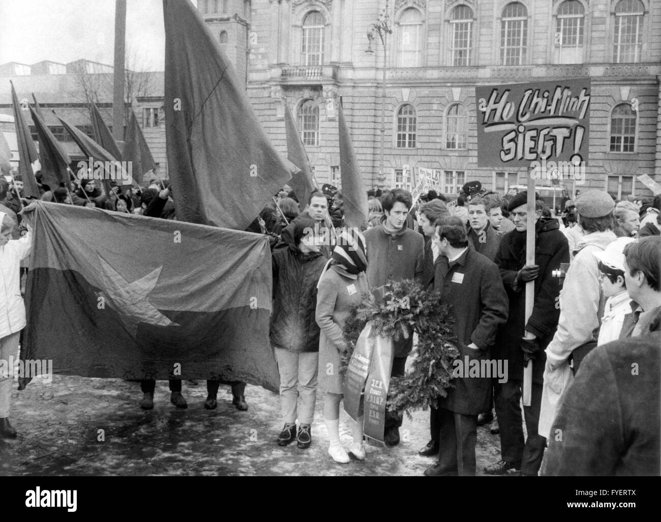 Vor allem ausländische Teilnehmer der Vietnam-Konferenz am anderen Tag demonstrieren am Denkmal für die Opfer des Faschismus in Berlin gegen den Vietnam-Krieg am 18. Februar 1968. Stockfoto