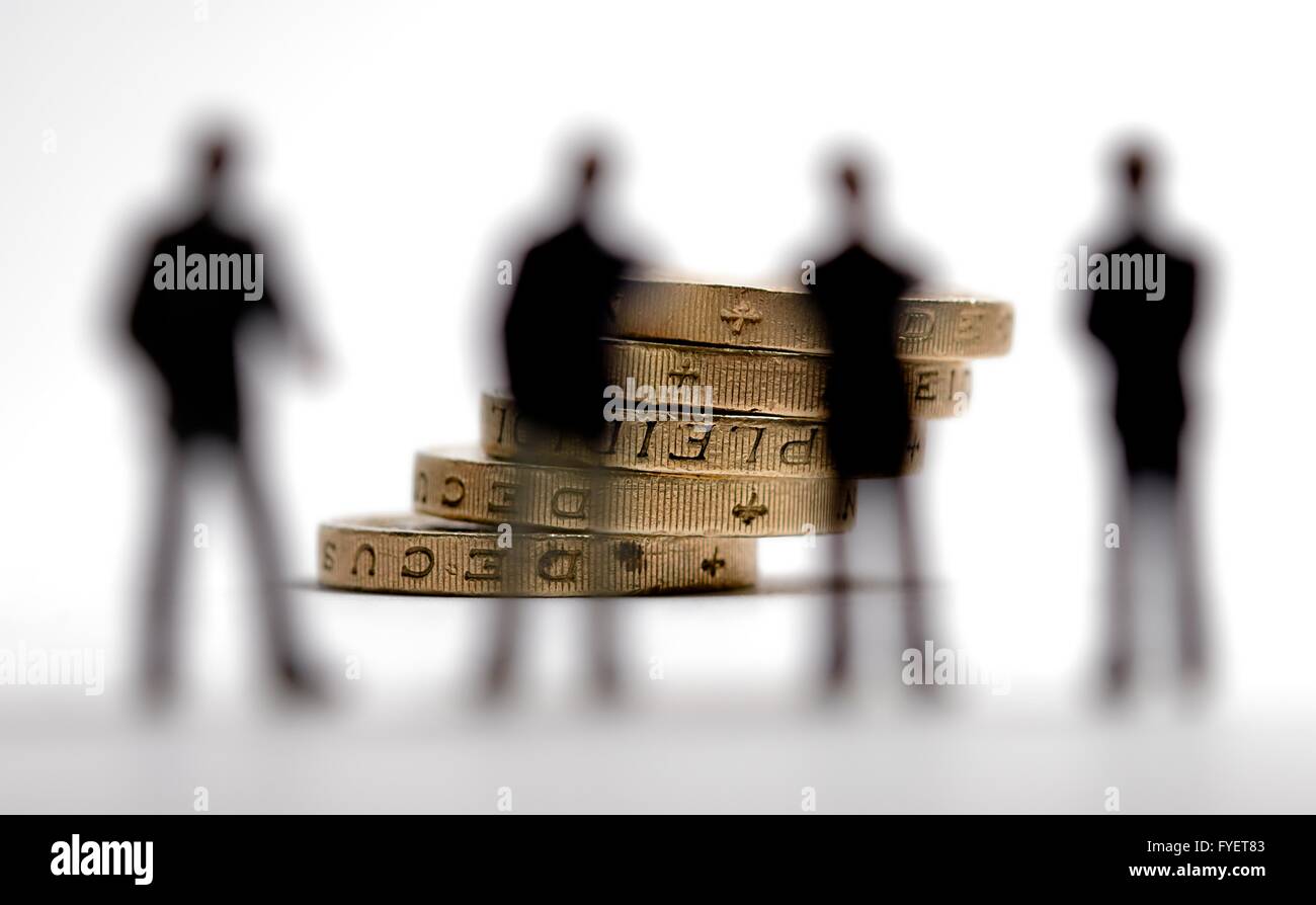 Ein Stapel von britischen Pfund-Münzen mit 4 Business-Mann-Figuren stehen im Vordergrund unscharf Stockfoto
