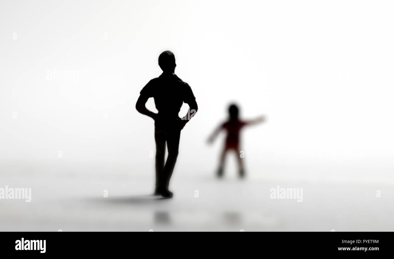 Eine junge Kind Kind Silhouette auszustrecken um Hilfe, gefolgt von einem unbekannten fremden Stockfoto