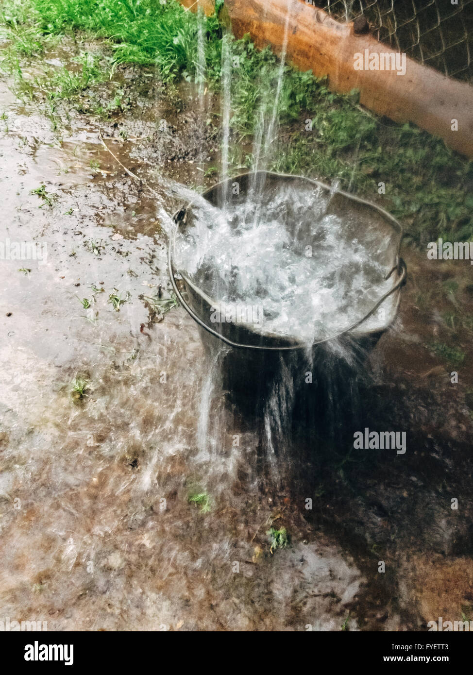 Typisierte Wasser in einem Eimer. Stockfoto
