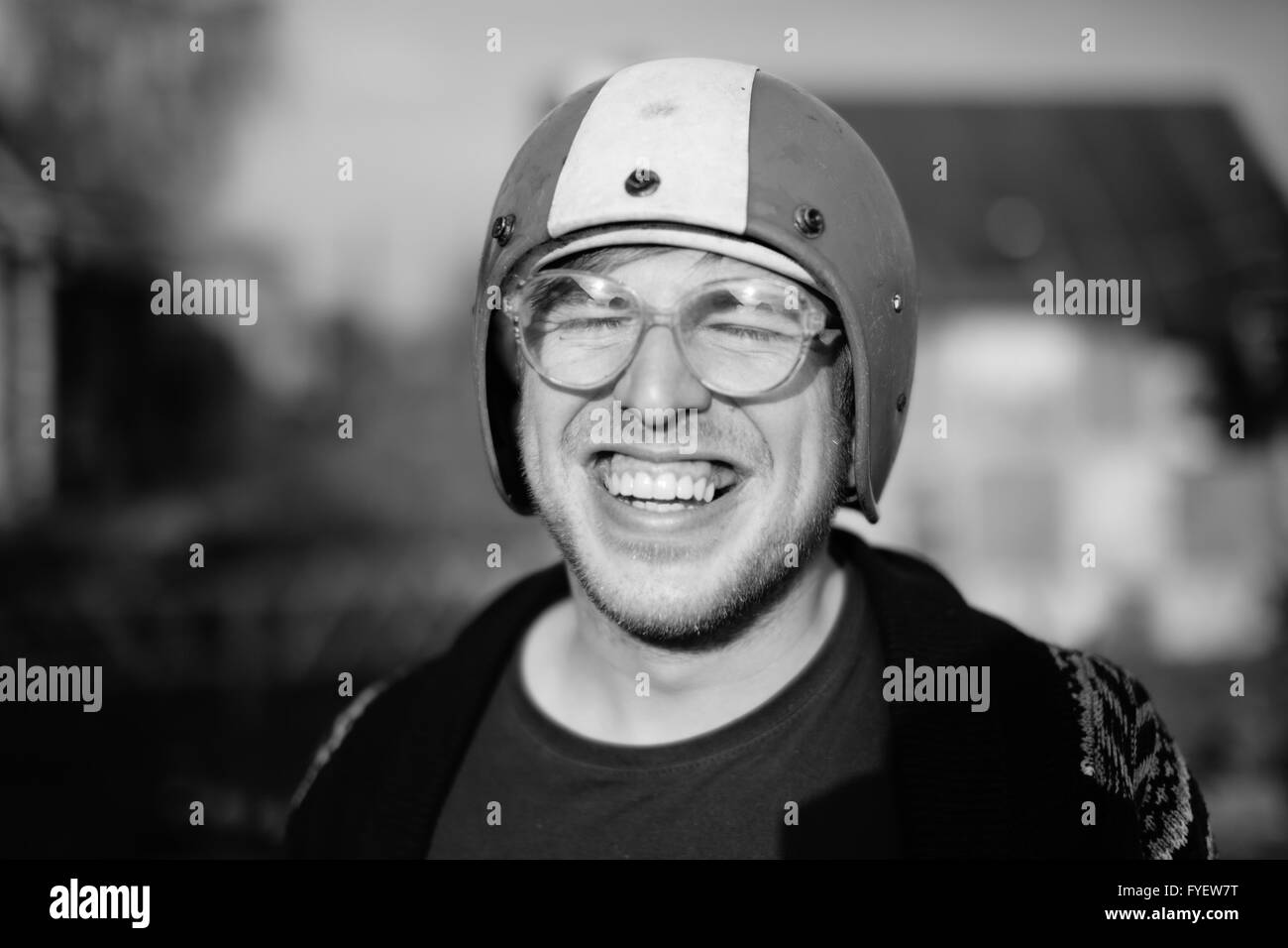 Glücklich lächelnden Mann in einen Helm und Brille. Stockfoto